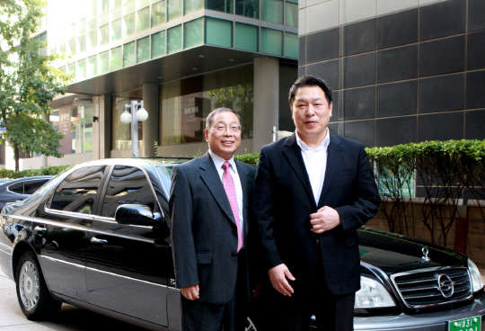 쌍용자동차는 체어맨 양산 1호차를 김석준 쌍용건설 회장으로부터 기증 받아 회사에 전시한다. 최종식 쌍용차 대표(왼쪽)와 김석준 쌍용건설 회장이 함께 체어맨 양산 1호 차량 앞에서 포즈를 취하고 있다.  쌍용자동차 제공